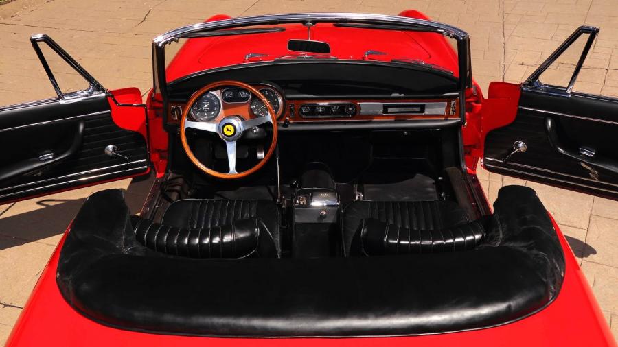 Интерьер Ferrari 275 GTS (07967) 1966 года  (фото 15 из 20)